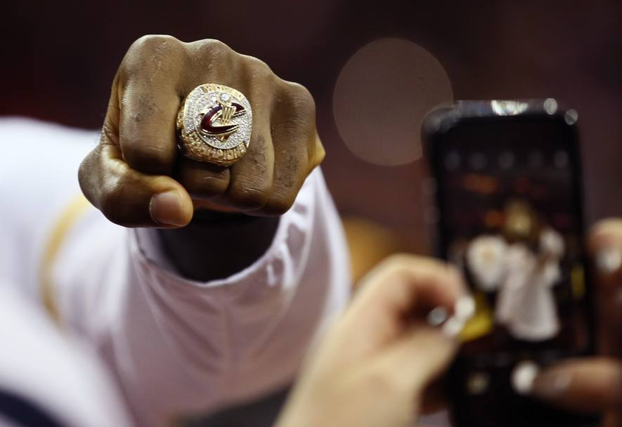 LeBron James mostra l&#39;anello vinto dai Cleveland Cavaliers. AFP 